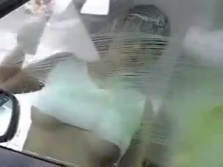 Japonesa jovem grávida lavando carro filme